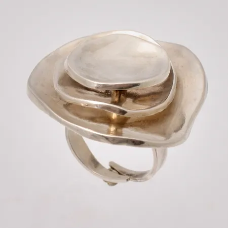 Ring i silver, 1stl 18, öppen skena, bredd 5-38mm, 925/1000, Gardeni av Liisa Vitli, år 2022, vikt 11,02g.