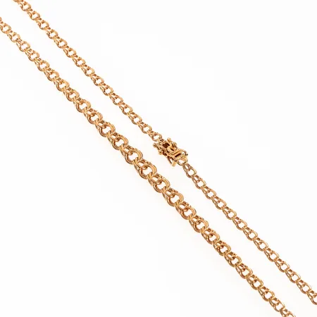 Collier Bismarck i 18K guld. Det är 43 cm långt, 3 - 5 mm brett och väger 8,0g. Kistlås. Stämplad CCC (Guld Carlsén AB, Sundsvall), 18K, kattfot. 