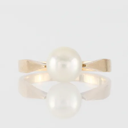 Ring 18k med pärla,storlek 16 mm,bredd 1.9-6.8 mm. Vikt: 3 g
