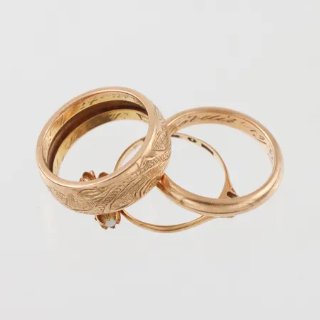 Trasigt och graverat guld 18k,någon sten. Vikt: 15,5 g