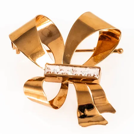 Brosch i 18K guld: Rosett med vita stenar. Det är 33 mm brett, 40 mm långt och väger 6,1g. Stämplad Y8 (1949), STIGBERT HE (Heribert Engelbert AB, Stockholm), 18K, kattfot.