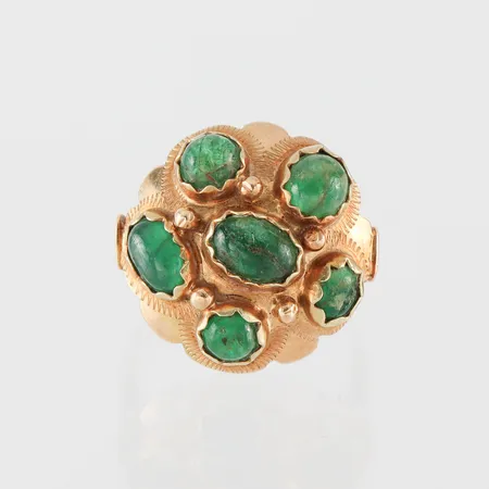 Ring med 6 st smaragder 14k,storlek ca 16mm,bredd 1.9-18.7 mm. Vikt: 6 g