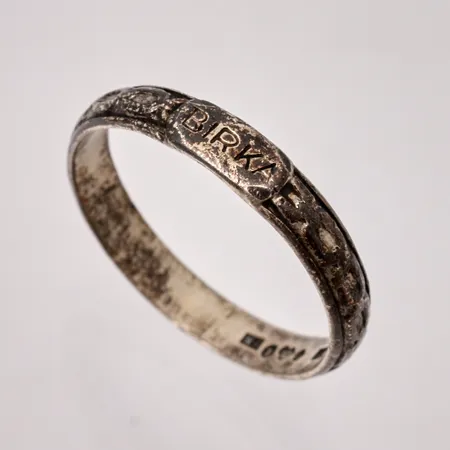 Ring i silver, 21¼, bredd 4mm, personlig gravyr, 830/1000, vikt 2,89g.