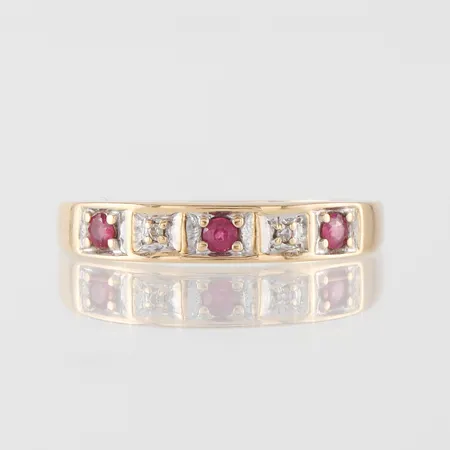 Ring 18k med diamanter och rubiner,gravyr,storlek 17 mm,bredd 2-3.5 mm. Vikt: 2 g