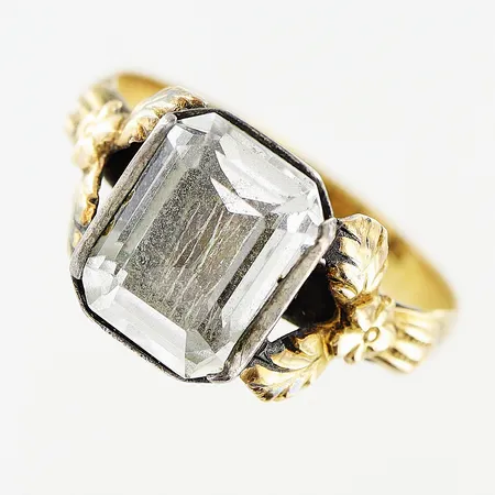 Ring stl 18½, vit sten fattning i silver, gravyr, skena 20K. Bruttovikt: 3,7gram.  Vikt: 3,7 g