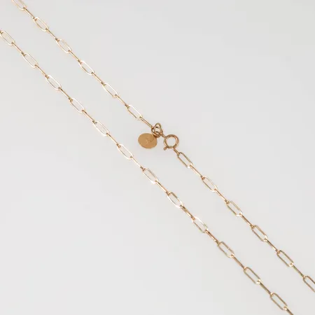 Kedja i 18K guld. Den är 40,5 cm lång, 2 mm bred och väger 1,5g. Springring. 