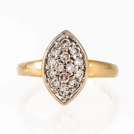Ring i 14K guld: Navettformad dekor med 14 briljantslipade diamanter totalt 0,48ct. Den är i storlek 17, är 1,7 - 14 mm bred och väger 2,7g. 