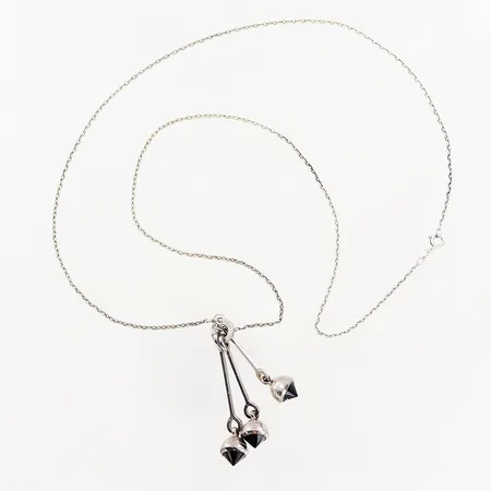 Collier Efva Attling, Dancing queen onyx, kedjans längd 70cm, hänge 6cm, etui, nagg på en sten, silver 925/1000 . Vikt: 18,9 g