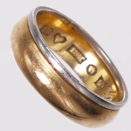 Ring slät tvåfärgad, stl 18, bredd 5,7mm, gravyr, 18K  Vikt: 5,6 g