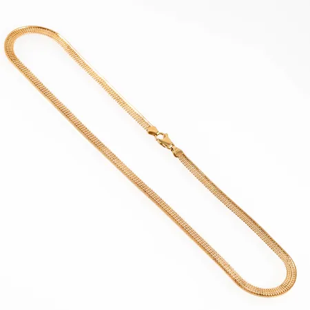 Collier halvstelt i 18K guld: Fyra rader kullänk med en kantig ormlänk. Det är 42,5 cm långt, 5 mm brett och väger 13,0g. Karbinhake. Vissa ojämnheter i länken.
