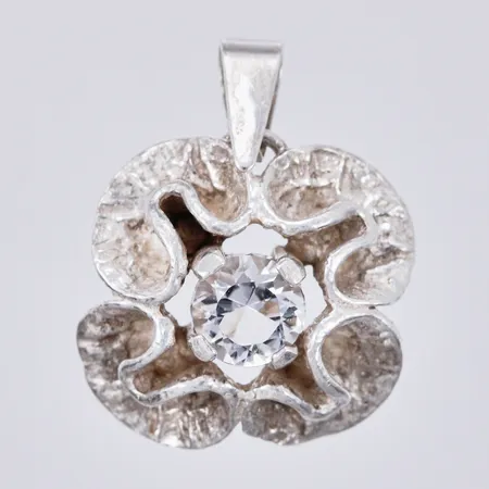 Hänge med bergskristall Theresia Hvorslev MEMA längd: ca 2,2cm, bredd: ca 16mm, 925/1000 silver  Vikt: 3,9 g