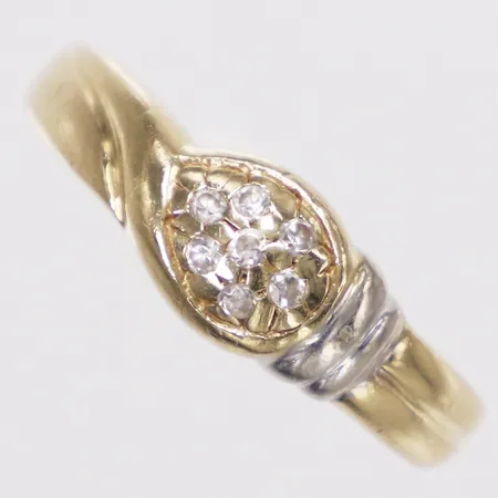 Ring vita stenar, stl 17¾, bredd 3-7mm, vitguldsdetalj, skev, 14K  Vikt: 3,8 g