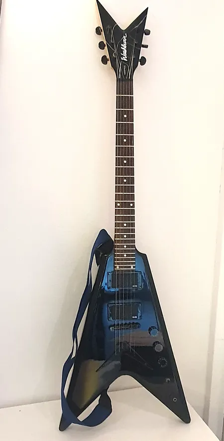 Elgitar Washburn V200ptoe Flying-V EMG mikrofoner, mjukt fodral  Vikt: 0 g Skickas med Bussgods eller PostNord