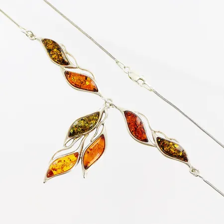 Collier 50cm, troligen bärnstensimitation, bredd 1-10mm, hängande del 45mm, silver 925/1000. Vikt: 13,2 g