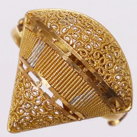 Ring mönstrad, stl 17¾, bredd 3-20mm, reglerbar skena, bucklig, 21K  Vikt: 4,5 g