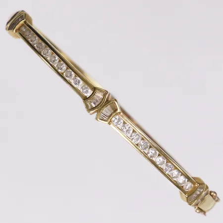 Armband diamanter 3,15ctv enligt gravyr briljantslipade & baguettslipade, ca 57x62mm, bredd 3,3-6,5mm, diamanter saknas, 18K  Vikt: 20,2 g