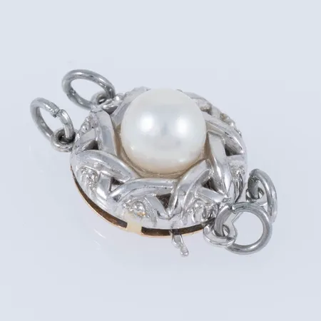 Collierlås i 18K vitguld för dubblelradigt collier. Det är Ø 13 mm och väger 2,1g. Odlad pärla Ø 6 mm. 