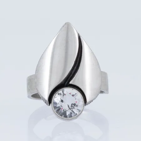 Ring i silver (925/1000) med bergkristall. Den är i storlek 18 (justerbar i storlek), är 4,5 - 23,5 mm bred och väger 5,0g. Design av Karl Laine för Finnfeelings Finland. Mycket fint skick, framstår oanvänd. 