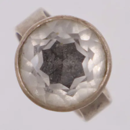 Ring med vit sten, stl 15¾, bredd 14,2mm, personlig gravyr, 830/1000 silver Vikt: 7 g