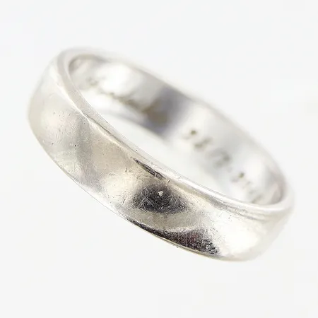 Ring slät stl 18¾, vitguld, gravyr, 18K Vikt: 7,1 g