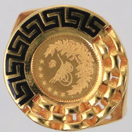 Ring med emalj, stl 18, bredd 2,7-18mm, ostämplad 21K Vikt: 4,2 g