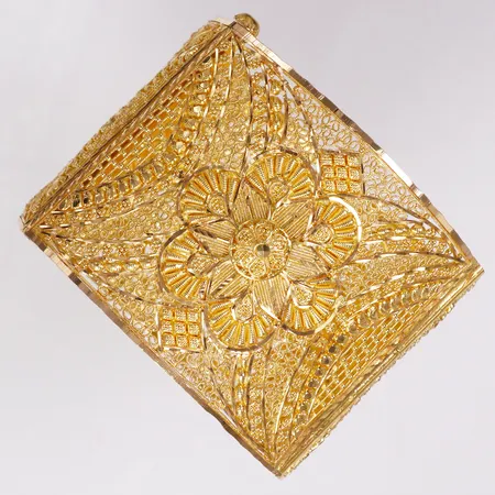 Armband filigran, ca Ø60mm, bredd 50mm, öppningsbart, skevt, 22K  Vikt: 89,6 g