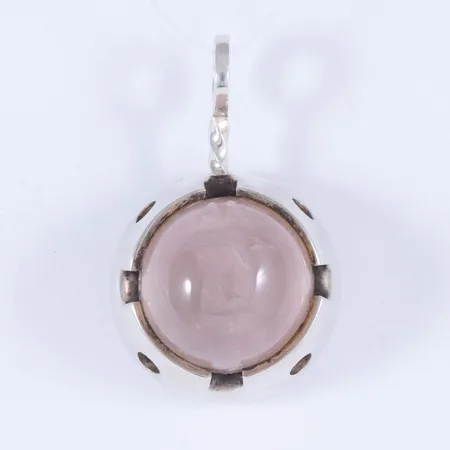 Hänge i silver med cabochonslipad Rosenkvarts Ø 13,5 mm. Det är 19 mm brett, 29,5 mm långt inkl.ögla och väger 8,1g. 
