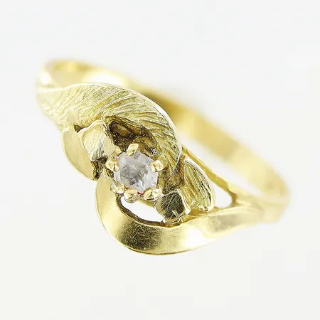 Ring vit sten, stl 17½, bredd 2-9mm, 14K Vikt: 2,3 g