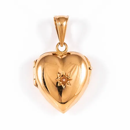 Hänge Medaljong Hjärta i 18K guld med fröpärla. Det är 16,5 mm brett, 27,5 mm långt inkl. ögla och väger 3,2g. Sliten spetsögla. Datumgravyr.