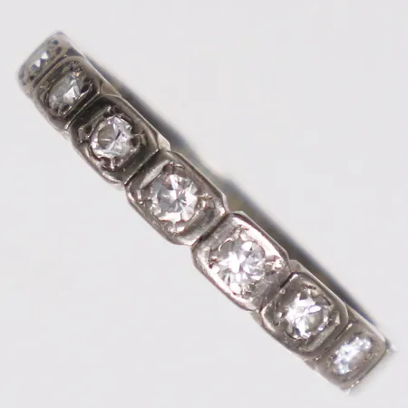 Ring diamanter 0,22ctv enligt gravyr, stl 17½, bredd 2,8-3mm, vitguld, 18K  Vikt: 3,3 g