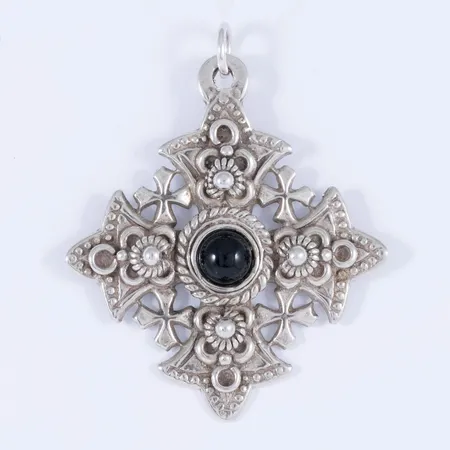 Hänge Malteserkors i silver (925/1000) med svart sten. Det är 36 mm brett, 44 mm långt inkl. ögla och väger 9,0g. Stämplad GFAB (Guldfynd), 925.