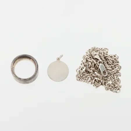 Diverse silversmycken,hänget med gravyr. Vikt: 43,1 g