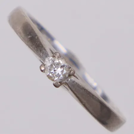 Ring med diamant 1x ca 0,10ct, stl 17½, bredd 2,4-3,2mm, ostämplad vitguld, 18K Vikt: 3,9 g