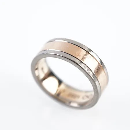 Ring, vit/rödguld, stl 18½(58), bredd 7mm, 18k, gravyr Vikt: 12,2 g