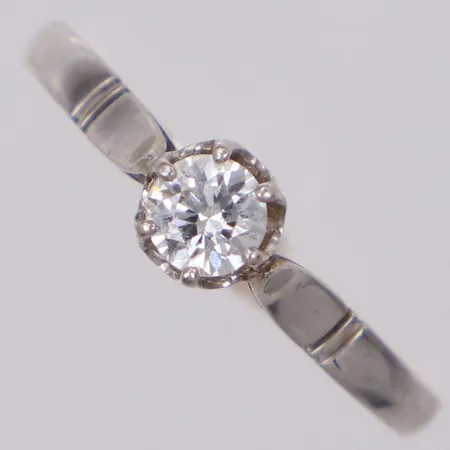 Ring med diamant 1xca0,35ct, stl 19½, bredd 5,4mm, ostämplad, vitguld, 18K  Vikt: 2 g