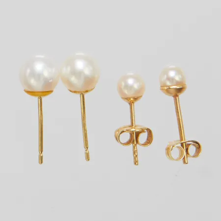 4 omaka örhängen med pärlor, 18K  Vikt: 1,3 g