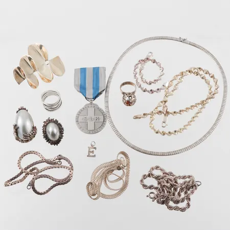 Diverse silversmycken något defekt. Vikt: 153 g Skickas med postpaket.