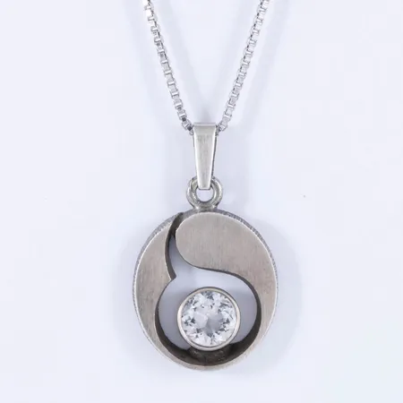 Hänge i silver (925/1000) med bergkristall. Det är 17,5 mm brett, 30 mm långt inkl.ögla. Design av Karl Laine för Finnfeelings Finlad. Kedja Venezia 41 cm medföljer. Vikt: 6,4g. 