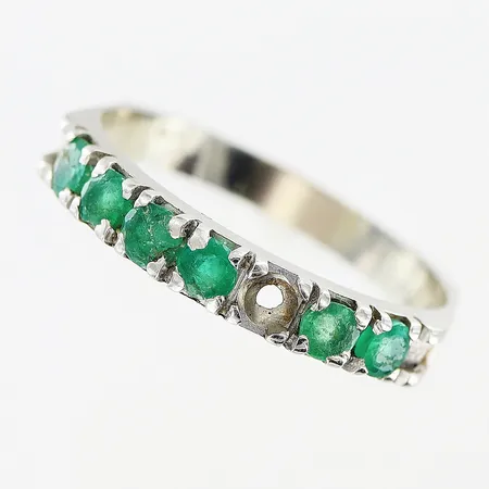 Ring, gröna stenar, stl 17¾, bredd 2,5-3mm, vitguld, slitage på stenar och klor, 1 sten saknas, 18K.  Vikt: 2,4 g