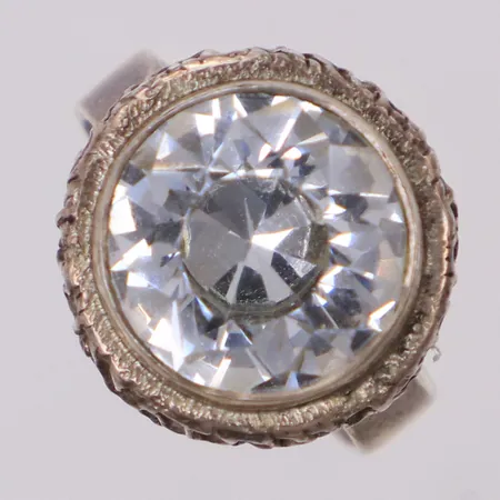 Ring med vit sten, stl 17½, bredd 15,8mm, 830/1000 silver Vikt: 4,9 g