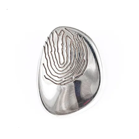 Hänge Efva Attling "Lifeline" i silver (925/1000). Det är 19 mm brett, 24,5 mm långt och väger 8,0g. 