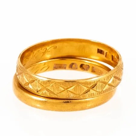 Graverat guld i 23K. Vikt: 8,8g. 