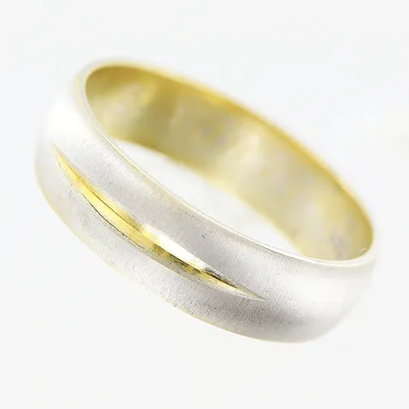 Ring slät stl 20, vit/gulguld, gravyr, 14K Vikt: 6 g