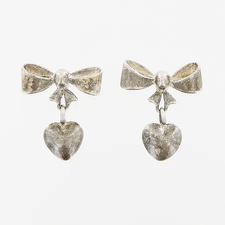 Ett par örhängen 17x11mm, rosett med hjärta, 1 stopp i metall,  silver 925/1000. Vikt: 1,6 g