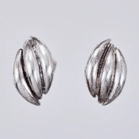 Ett par örhängen längd: ca 1,2cm bredd: ca 7mm, 925/1000 silver Vikt: 2,5 g