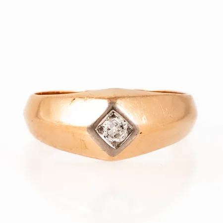 Doserad ring i 18K guld med 1 x 0,09ct briljantslipad diamant. Den är i storlek 17, är - - 8 mm bred och väger 3,8g. Stenstorlek 0,09ct ingraverad. Stämplad R9 (1967), K&EC (Ceson Guldvaru AB, Göteborg), 18K, kattfot. 