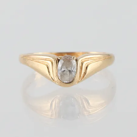 Ring 18k med sten ALTON,storlek 17 mm,bredd 2-6.2 mm. Vikt: 2,6 g