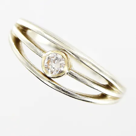 Ring diamant 0,10ct stl 15¼, bredd 1,5-6,5mm, vitguld, 18K Vikt: 2,9 g