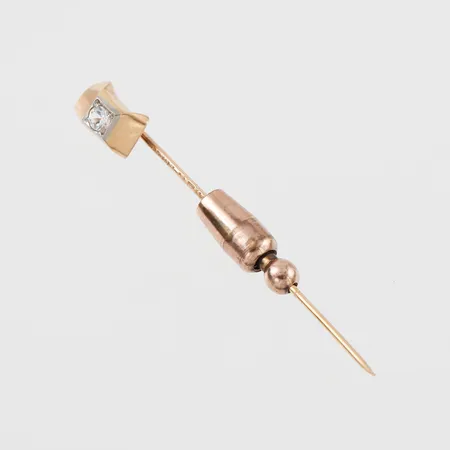 Kravattnål med sten 18k,längd ca 5 cm. Vikt: 0,8 g Skickas med postpaket.