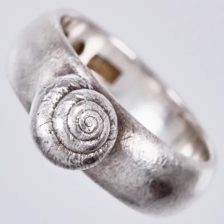 Ring snäcka Sandström & de Wit Aktiebolag år 1977 stl: 16½ bredd: ca 6mm, 925/1000 silver Vikt: 6,7 g